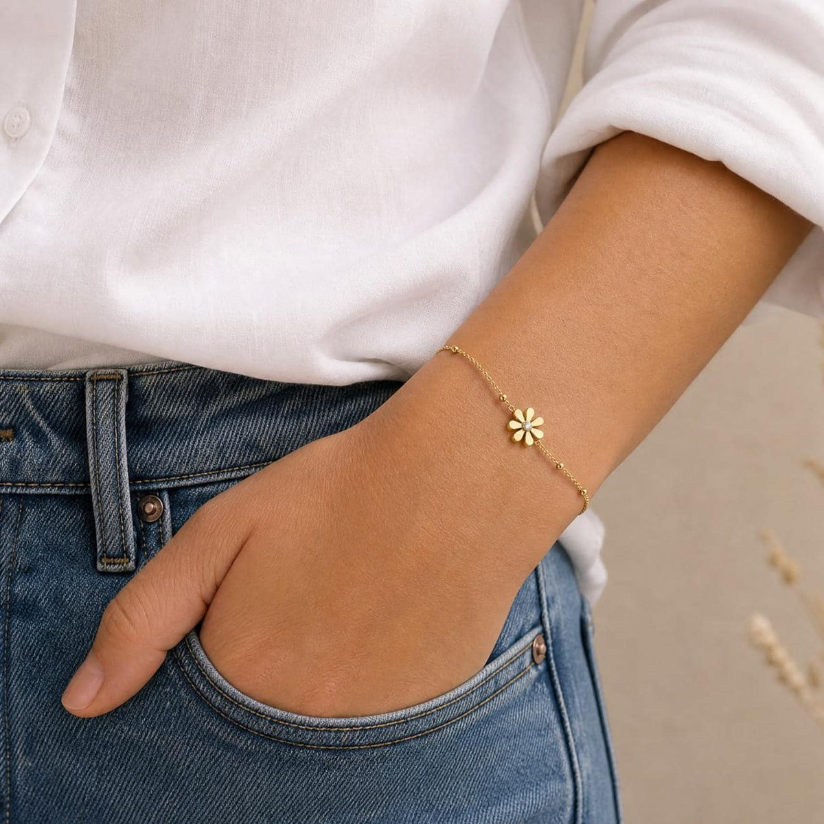 Gold Daisy Bracelet, Dainty Flower Bracelet, Birthday Gift for Her, Daughter Gift, Friendship Gift