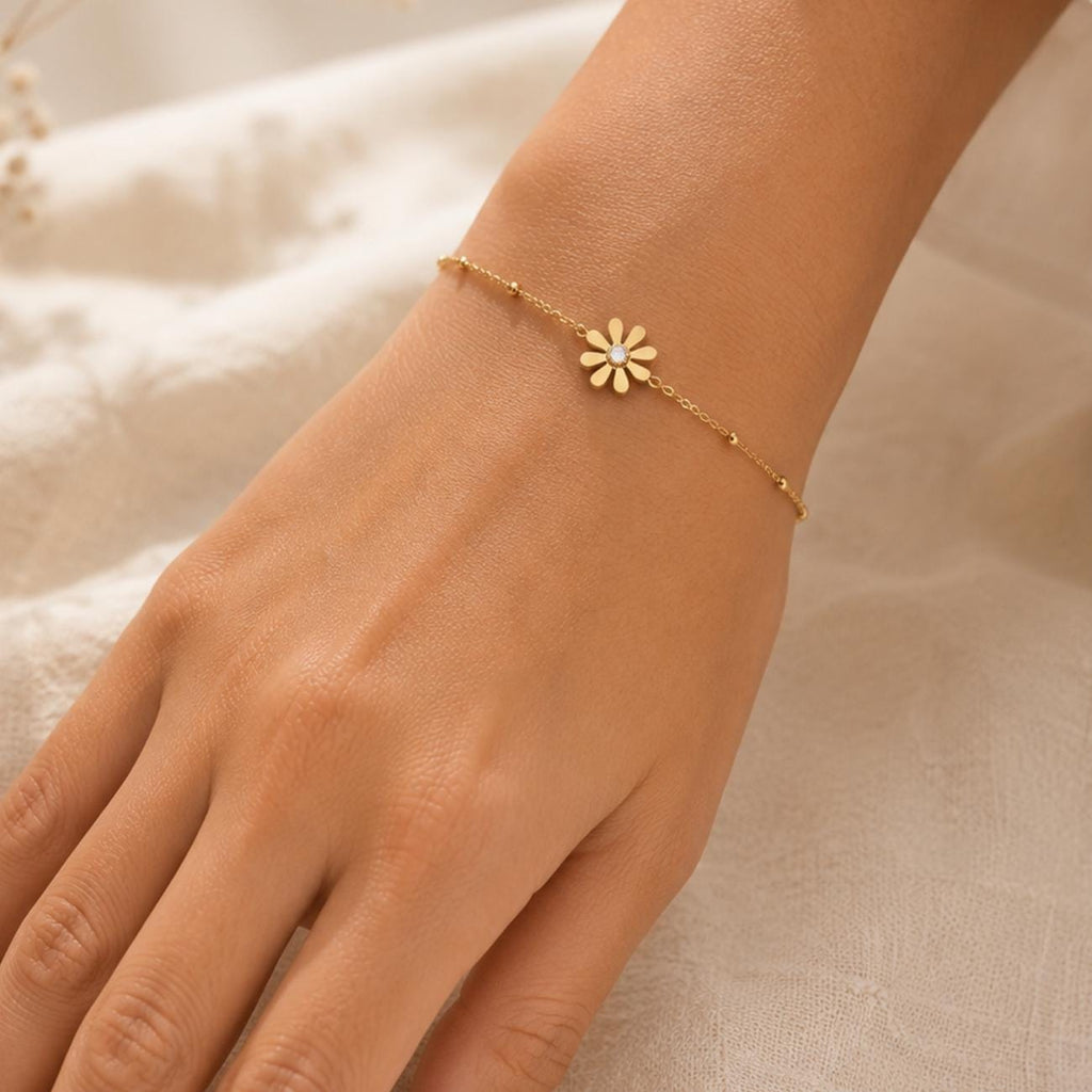 Gold Daisy Bracelet, Dainty Flower Bracelet, Birthday Gift for Her, Daughter Gift, Friendship Gift